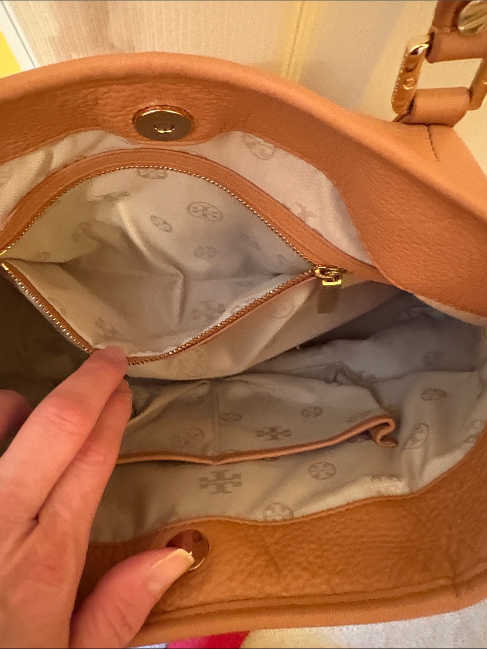 Tory Burch Amanda Leather Bag - Picture 8 of 13